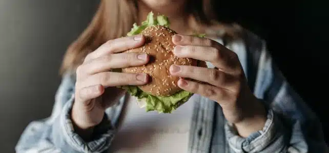 Quel est l’âge minimum pour travailler dans un fast-food célèbre ?