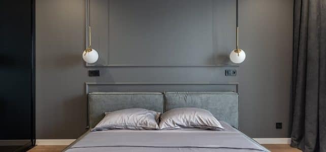 10 idées ingénieuses pour remplacer une table de nuit dans une chambre à espace réduit