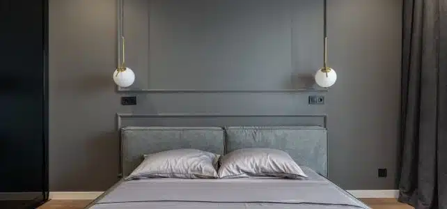 10 idées ingénieuses pour remplacer une table de nuit dans une chambre à espace réduit